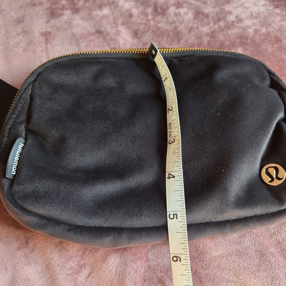 Lululemon Velour Belt Bag 1L Black/Gold - Picture 12 of 12